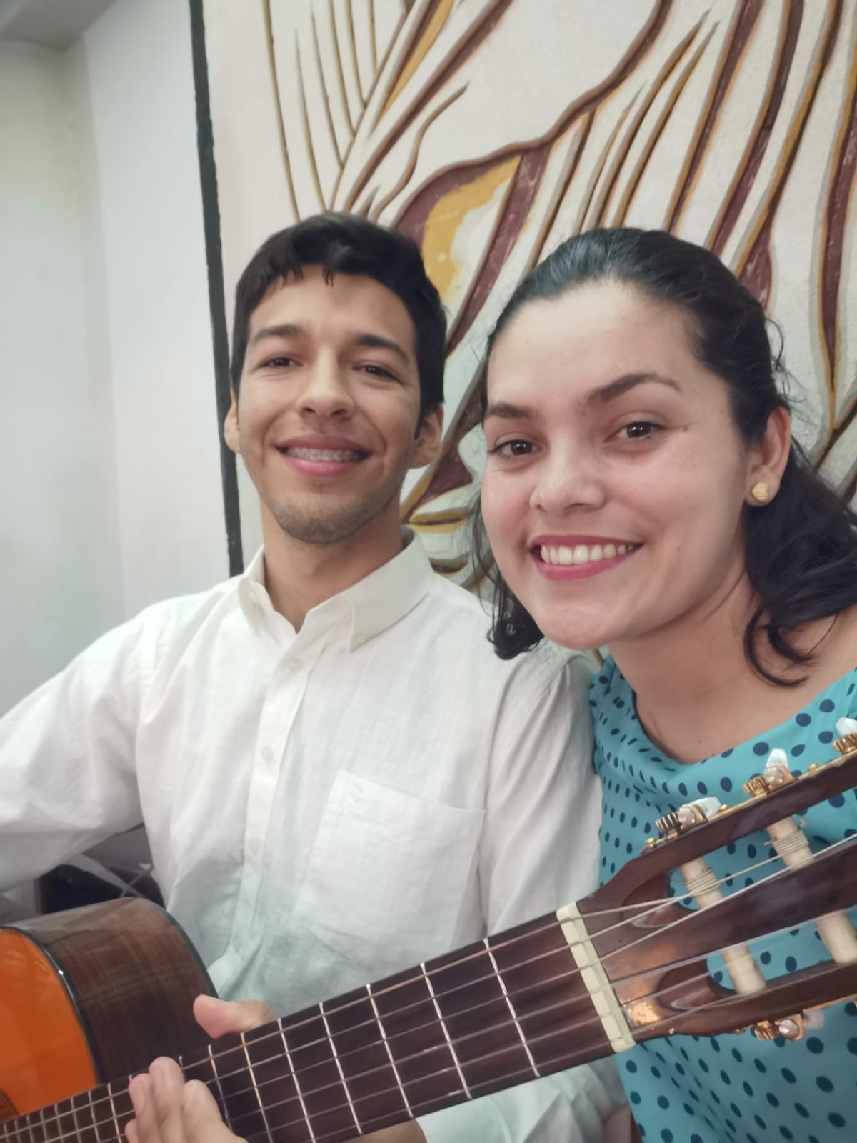 Tocando guitarra juntos