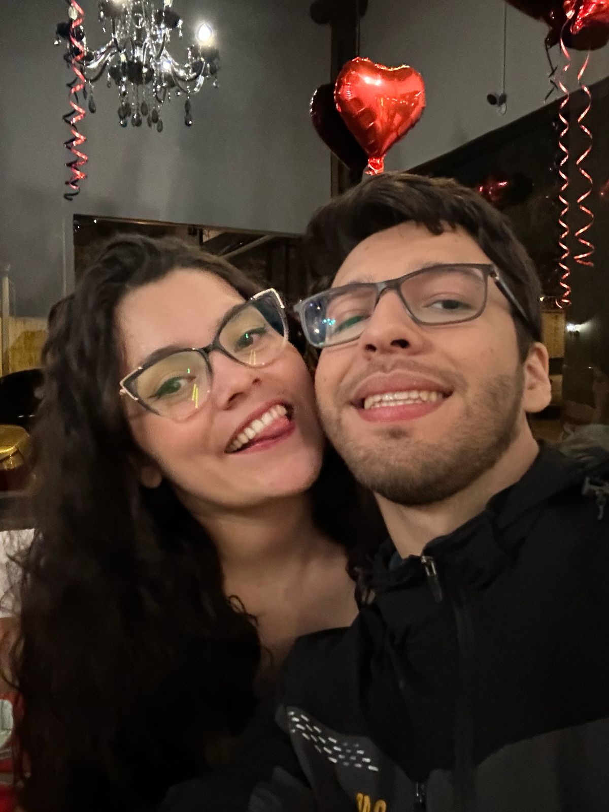 Cena romantica con globos de corazon